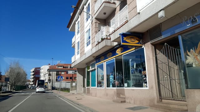 Azzaro Pub